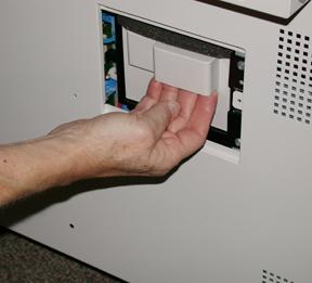 Sørg for at du først plasserer de to låsene til venstre på dekslet til venstre i boksen. Skyv deretter hele dekslet inn mot trykkpressen. 8.