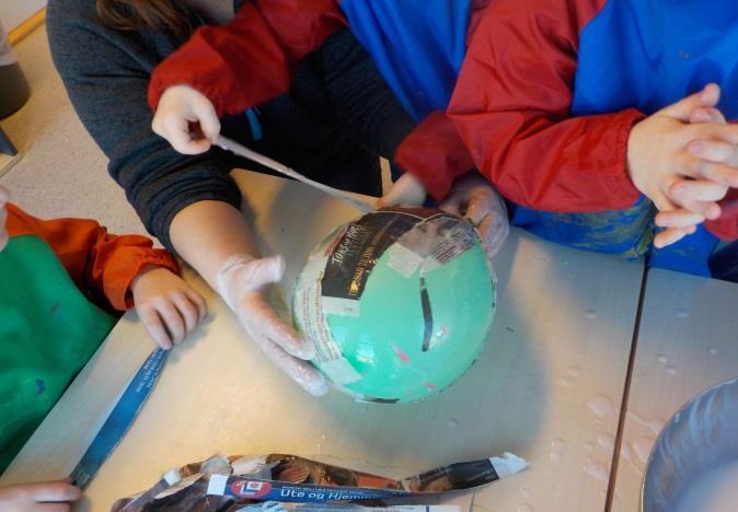 Vi utforsker en hypotese barna har med at man kan sette 2 ballonger(med pappmasje) oppå hverandre for å få til å lage et fjell.