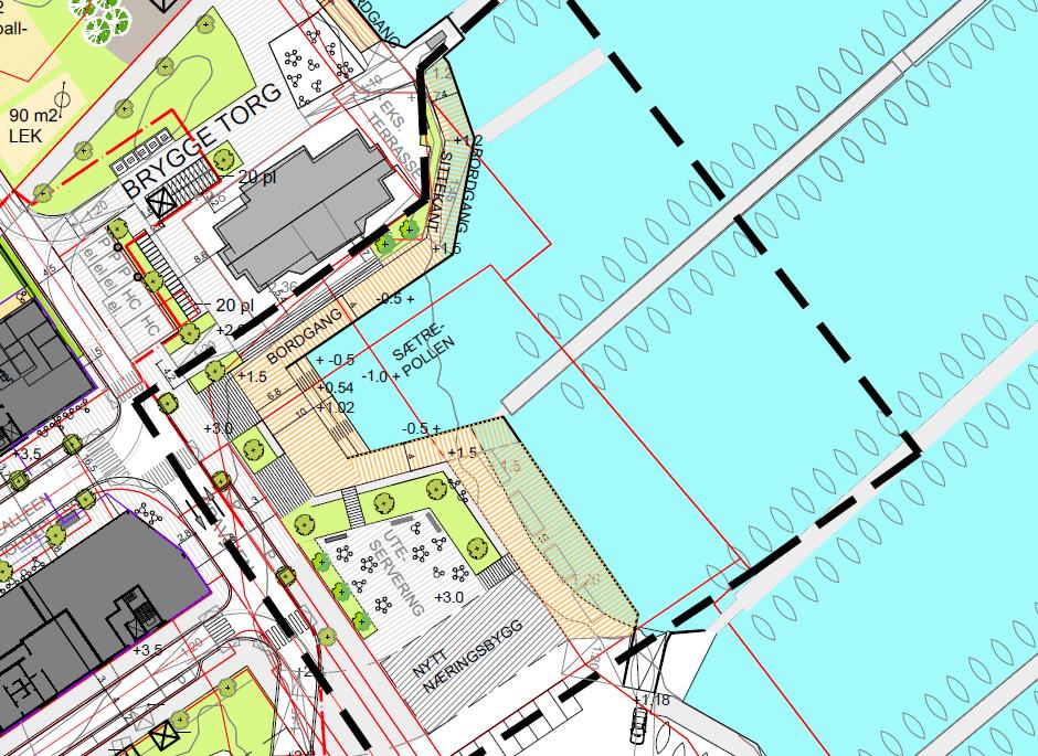 Vedtatt reguleringsplan forutsetter at strandpromenade/kyststien skal ha minste bredde på 10m, noe som vil beslaglegge arealer som i dag er en del av småbåthavnen og medføre at noen båtplasser må