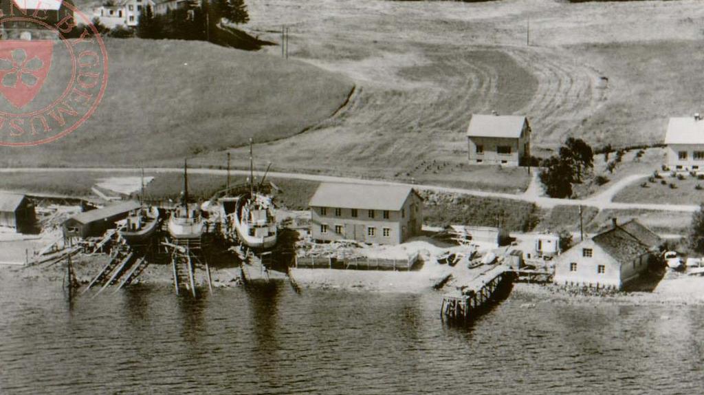 Figur 2 viser et bilde av området tatt på 50-tallet. Hovedvirksomheten til bedriften var restaurering og ombygging av båter. Figur 10.