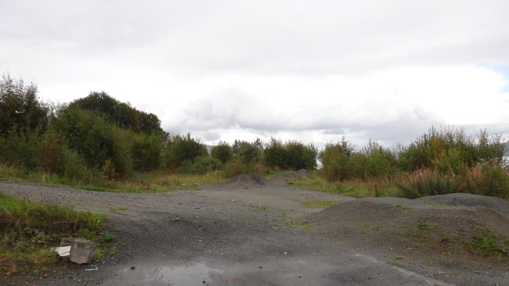 Gjenværende betongdekke ligger under grusen. Figur 4. Foto av området tatt mot nord.
