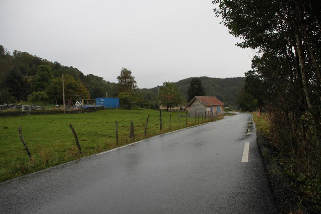 Området er naturlig avgrenset mot øst med veien (fylkesvei 792) og mot nord og vest med eiendomsgrensen.