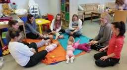 Knerte - Treff for småbarn og foresatte er et samarbeid med helsestasjonen. Natteravnordningen: Frivilligsentralen organiserer ordningen.