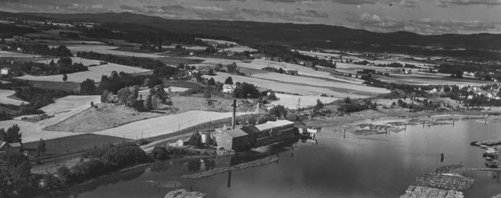 67 av 108 Figur 43: Øverst: Eker papirfabrikk med Skramnes i bakgrunnen. Åkerholmen med gravminne er godt synlig i terrenget. Bilde fra 1950-tallet.