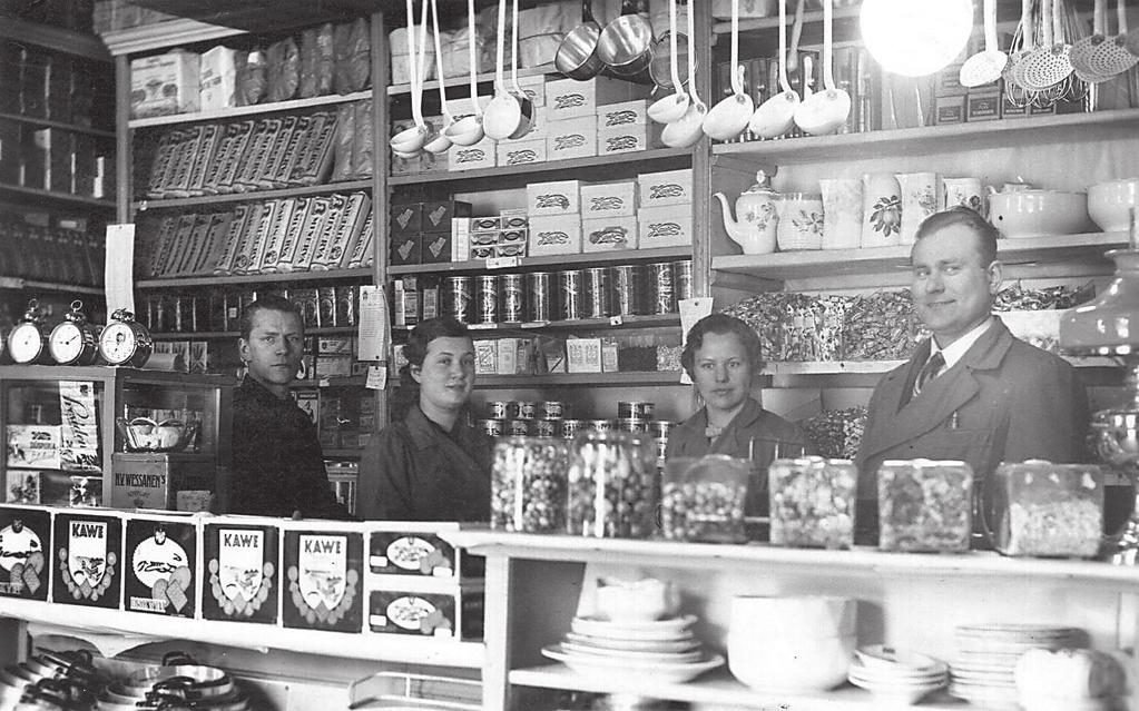 2 17. september 2011 Elva Tarbijate Ühistu juubeliaasta Ühiskaubandus Elvas sai alguse 90 aastat tagasi Elva Majandusühisuse asutamisega. Milvi Kapaun Elva Tarbijate Ühistu eelkäijaks on 1921.