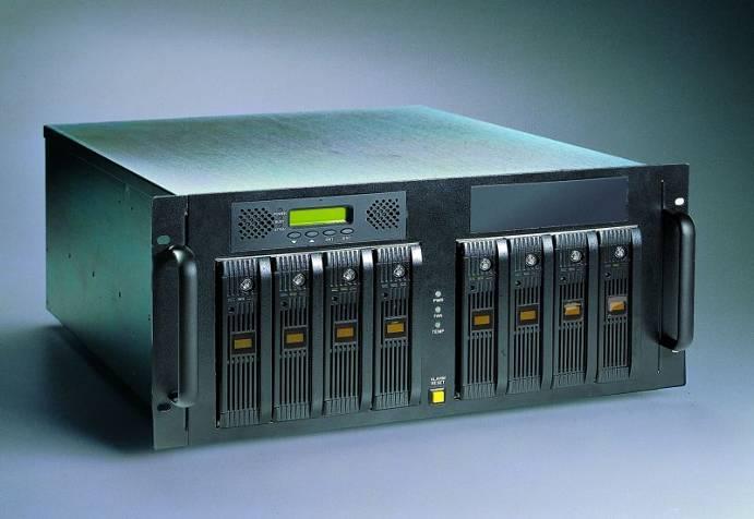 RAID i hardware 4-ports SATA RAID kontroller RAID-5 disksystem RAID kontroller En IDE/SATA/SCSI kontroller med innebygd RAID funksjon, og flere I/O