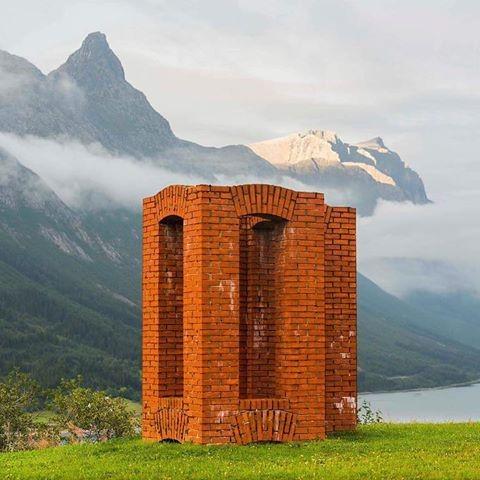 Tirsdag 19. september Skulpturen «Varde» 25 år «En paviljong i murstein rød, i stil med naturens varme glød» - Bjørg Kildal, 1992 «Varde» var den 4.