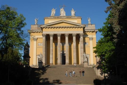 Byen har også en rik historie og hyggelig atmosfære. Eger er en by med ca.