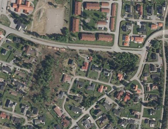 SAMMENDRAG: Planforslaget legger til rette til boligbebyggelse i form av 12 eneboliger og 3 boliger i rekke. Plasseringen ligger sentralt i et eksisterende boligområde på Nordbymoen, ca.