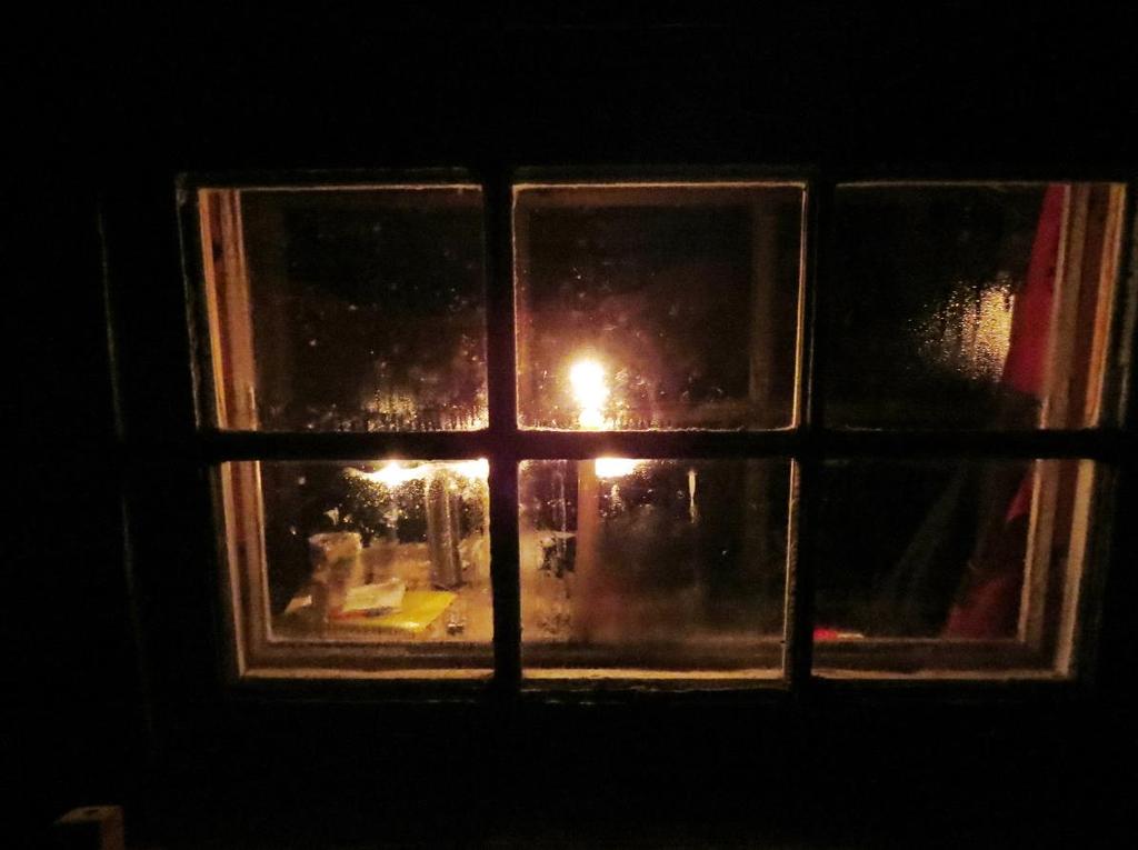 Foto: HJJ Å sitte en kveld i ei steinbu med stearinlys som eneste lyskilde, er magisk. KOLVEN er en problemfri hytte. Taklekkasjen vi har slitt med håper nå er tetta.