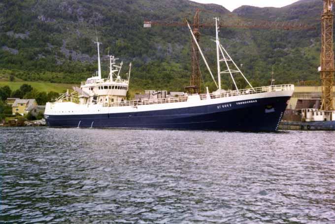 SFJ00219520120004 ENERN SOM TRØNDERBAS (2). TRØNDERBAS etter ombygging til shelterdekker i 1977. Foto: Tore Ulsund Som ny "Trønderbas" kjøpte Ivan Ulsund en 20 år gammel hvalfangstbåt.