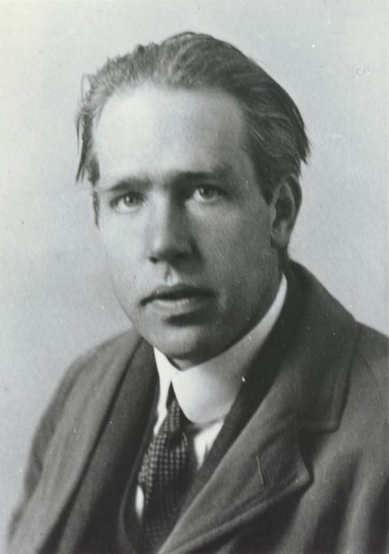 Litt meir om Bohr Problem med Rutherford-modellen: Om elektrona svirrar rundt kjerna, blir dei akselerert heile tida Då skal dei sende ut stråling