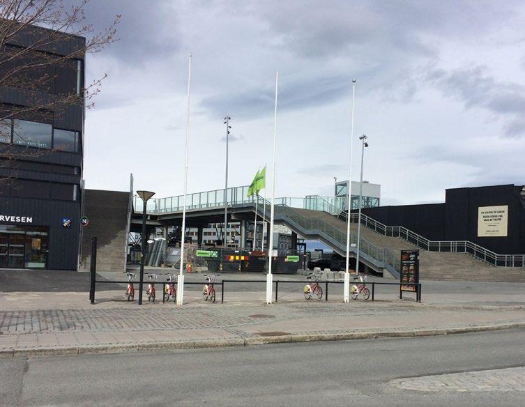8500 m 2 Stasjonsplassen Velkommen til Trondheim! Dette er byens største ankomstplass, for daglige pendlere og sjeldnere gjester.