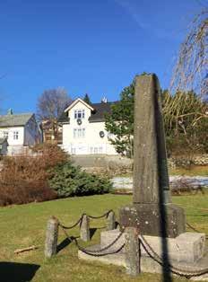 Mellom kyrkja og muren i aust er det også ein port, med gangveg