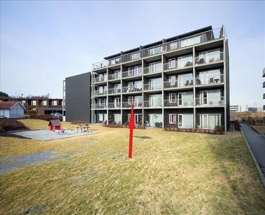 SALGSOPPGAVE Lekker leilighet med 2 sov, heis og garasjeplass Fasade Prisantydning: 1 030 000 kr. + omk. Bruksareal (BRA): 55 kvm. Andel av fellesgjeld 1 365 000 kr.