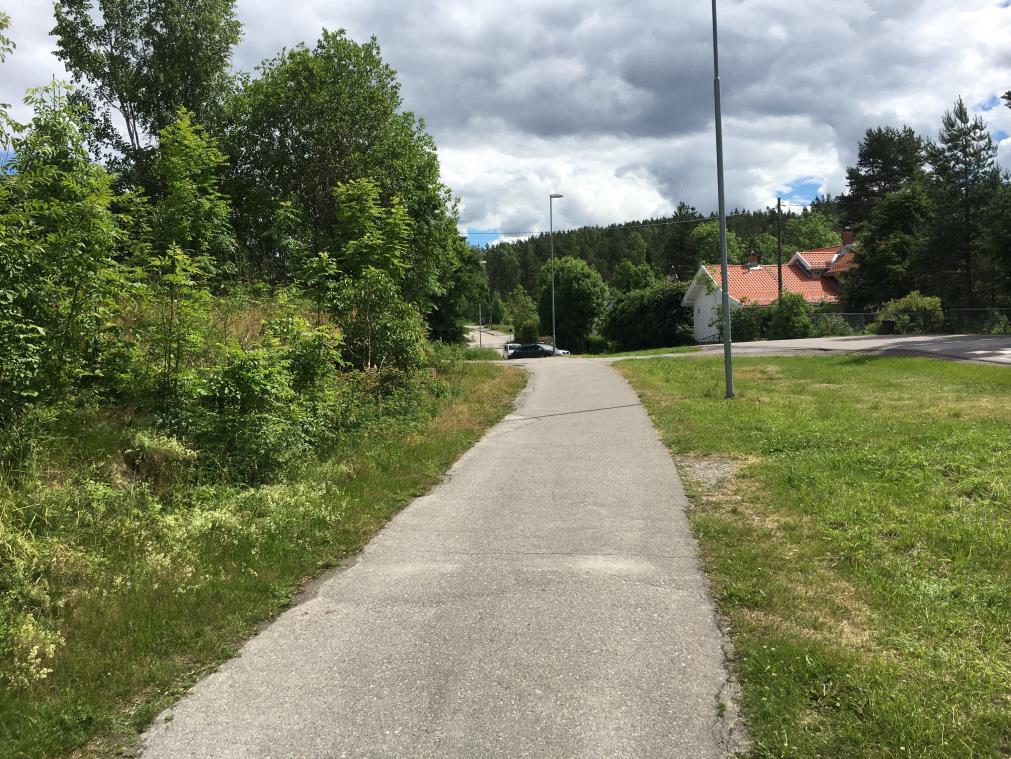 2.5 Gående og syklende Fjellveien er bygd med separat gangveg fra kryss med Fv 157, Hellaveien/Bleksliveien nede ved Fjellstrand og opp til forbi Fjellstrand skole.