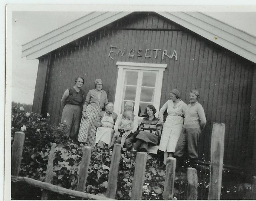 Hagen (f.1892-d.1982) Inga Rusten f. Eng (f.1900-d.1961) gift med Guttorm Rusten (f.1903-d.1991) Pernille Glesåen f. Eng (f.1907-d.1983) gift med Snorre Glesåen (f.1908-d.1980) Juliane Eng (f.1898-d.