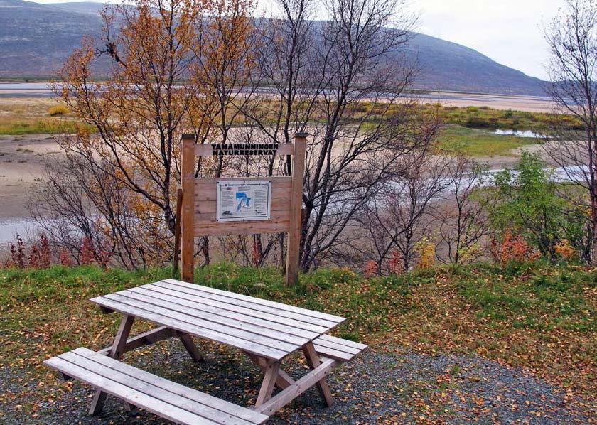 5. Utkikkspunkter i øst På veien under Rødberget bør en ikke stoppe da bilene kommer i stor fart. På nordsiden av det smale partiet under det bratte fjellet er det en liten parkeringsplass mot elva.