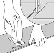 Bordene skal hellimes i notsporets overside på både kort- og langsider. Bordene legges flatt på gulvet og skyves inn for å forbinde kort- og langside samtidig.