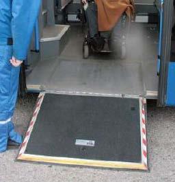 Figur 1: Eksempel på rullestolrampe. 5.4 Heis for rullestol Heis for rullestol skal være montert ved dør 2 på busser med normalgulv. Heisens plattform skal minst tilfredsstille minimumskravene.