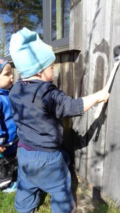 3 mai var en flott dag med fin sol, så da var vi ute og malte med vann på husveggen.