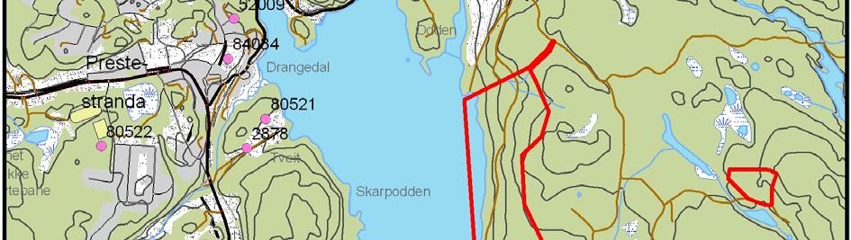 bredden av Øvre Toke og består av skogbevokst terreng som skråner opp mot øst, og vegetasjonen består