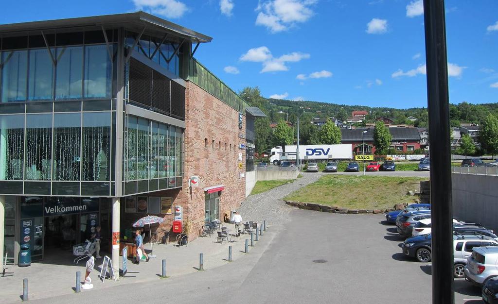 Underetasjen i bydelssenteret (COOP MEGA) henvender seg mot parkeringsplassen og Industrigata.
