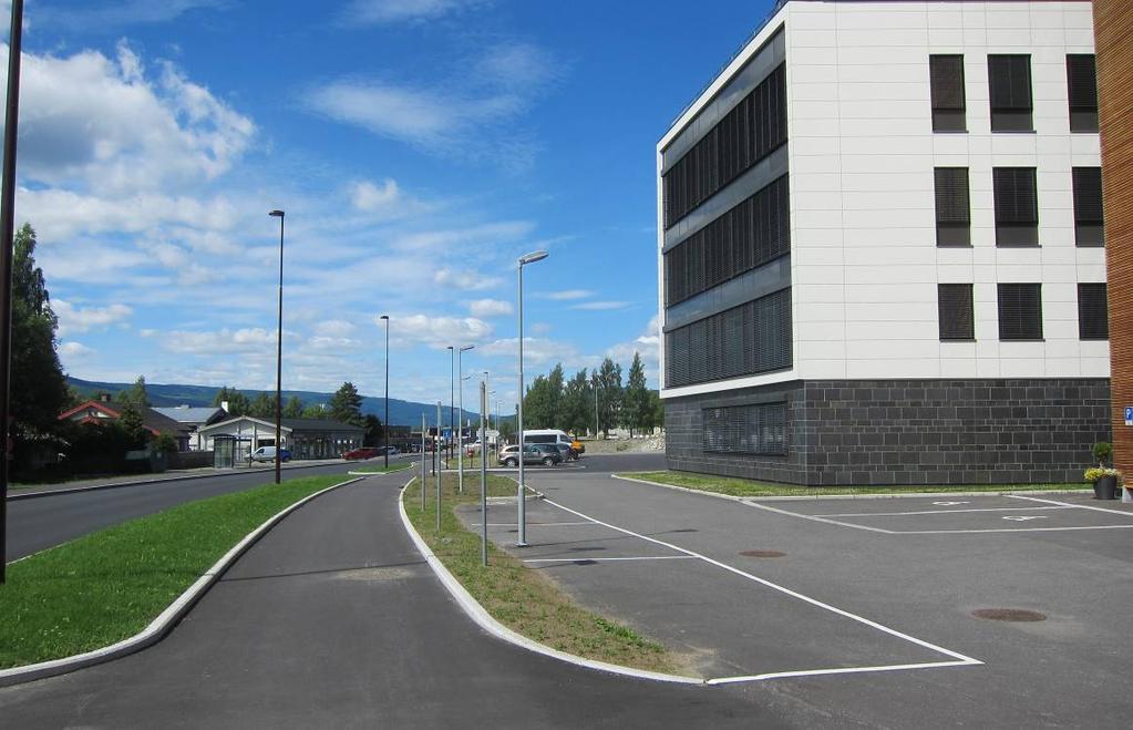 Mot Industrigata Statens vegvesen-bygget og Trafikkstasjonen er bygd innenfor gjeldende byggegrenser, 20 meter fra senterlinje i Industrigata. Mellom byggene og gata er det etablert besøksparkering.