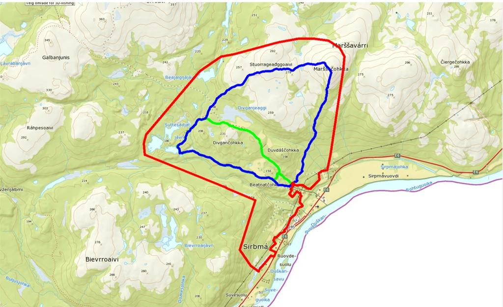 Fig. 2Ab. Markaområde i Sirma, klassifisert som «viktig friluftsområde». Rød linje viser avgrensningen til markaområdet. Blå og grønne linjer er merkete turstier sommerstid.