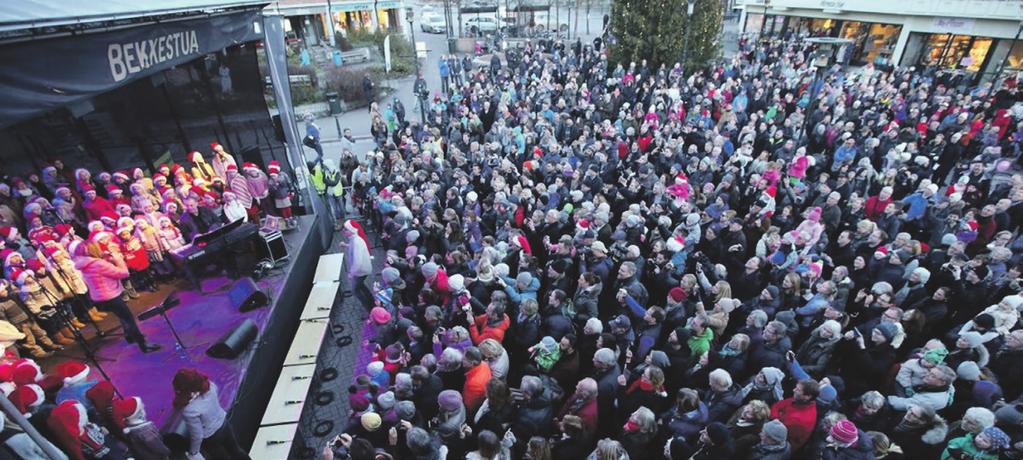 2 Bekkestuanytt Høy stemning på julekonserten på Bekkestua torg i 2016. Wenche Myhre og Høvik skolekor stod på scenen. Foto: Karl Braanaas.
