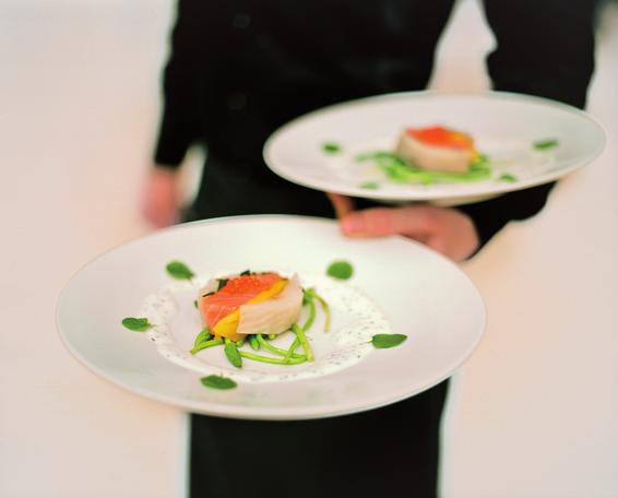 SELSKAPSMENY, FORRETTER Pannestekt kamskjell Blomkålpurè, syltet blomkål og ruccolasalat 100 NOK / 115 NOK Blomkålsuppe med sprøstekt spekeskinke Urtekrutonger og persilleolje 75 NOK / 87 NOK