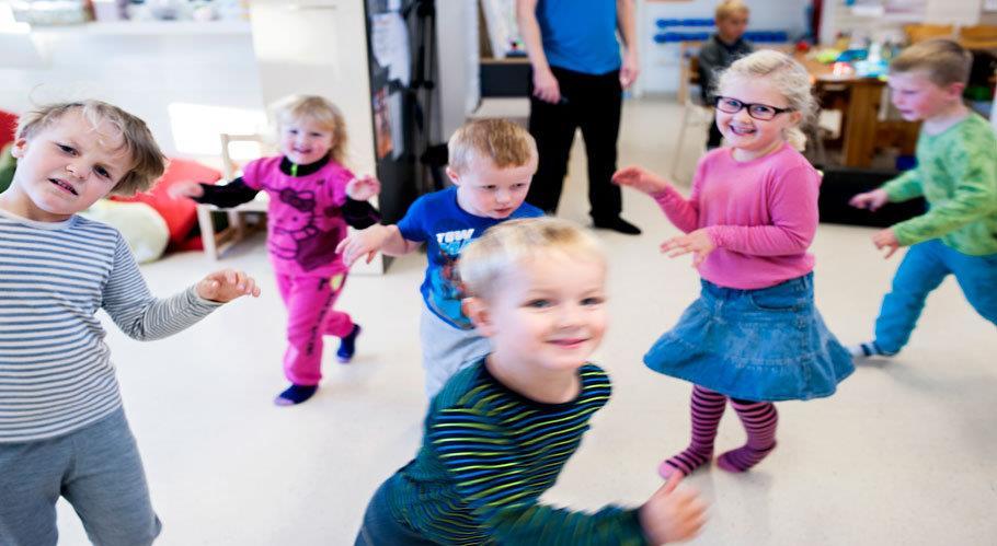 Skatval barnehage og Stjørdal kulturskole DEN KULTURELLE BARNEHAGESEKKEN I STJØRDAL KOMMUNE KULTURSKOLEN SOM RESSURS I BARNEHAGEN KORT OM PROSJEKTET Den kulturelle barnehagesekken i Stjørdal er et