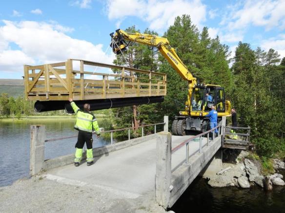 Gjennomføring Prosjektet skulle i løpet av prosjektperioden anlegge vei ut til fiskeplassen, lage en fiskebrygge og montere feste for denne, oppruste plassen med gapahuk med bord og benker og