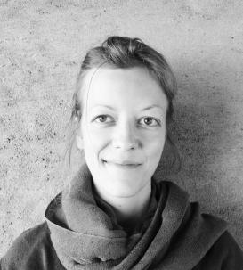 I dag jobber hun som på Gjøvik videregående, og instruerer grafiker og interaksjonsdesigner. Hun teatergrupper i Hadeland kulturskole.
