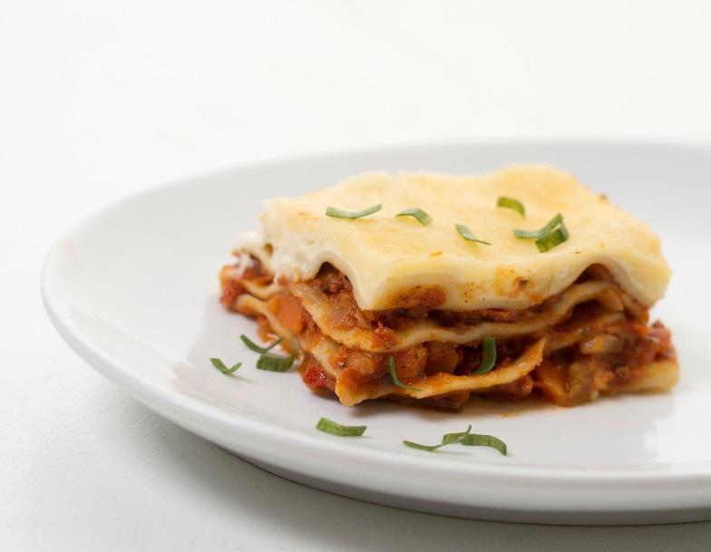 DAG 2 GRØNNSAKSLASAGNE MED SALAT Allergener: Lasagne: Gluten, melk, selleri, egg Beskrivelse av oppvarming og menge per porsjon Fjern plast emballasje og sett lasagnen på rist midt i forvarmet