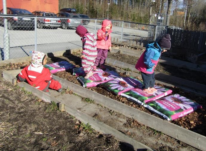 Vi lagde snømann i mars og akte og jammen fikk vi også prøve akemattene for en uke siden