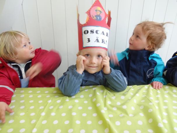 Oscar og Nils har blitt 3 år og vi har feiret dem med krone, flagg, smoothie og sang. HURRA HURRA HURRA! Pedagogiske planer for neste måned: Forskertirsdagen vår fortsetter.