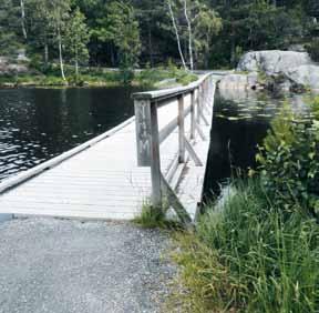Flytebro over Hellesvannet i Søgne kommune har rekkverk på begge sider, men ikke topprekke og ikke
