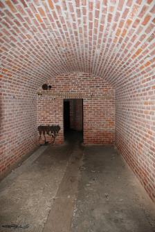 Bunkeren som er den eneste av sitt slag i Norge skulle sikre lyskasteren mot fiendtlig beskytning. Hallen hvor lyskasteren skulle stå er stor nok til å romme en lyskaster med en diameter på 150 cm.