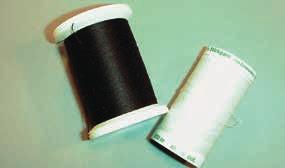 Glans-polyestertråd Polyestertråd med glans er slitesterkt og fargeekte tråd som egner seg for alle typer broderier.