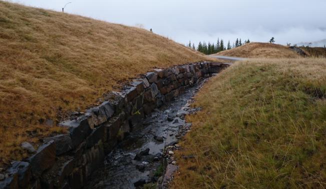 Gjennom planområdet for Mosetertoppen er det i dag 4 vassdrag/bekker: A. Skurgrasbekken Bekken renner gjennom delområde A, der nedre del er utbygd med infrastruktur.