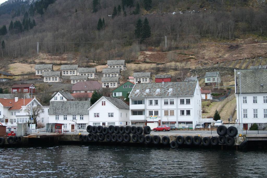 Planskildring med føresegn for bustadfelt Vassbakken på Utne. Illustrasjonsfoto med bygningar plassert på bustadfeltet. Planskildring. Bustadfeltet Vassbakken ligg litt ovanfor Unte sentrum.