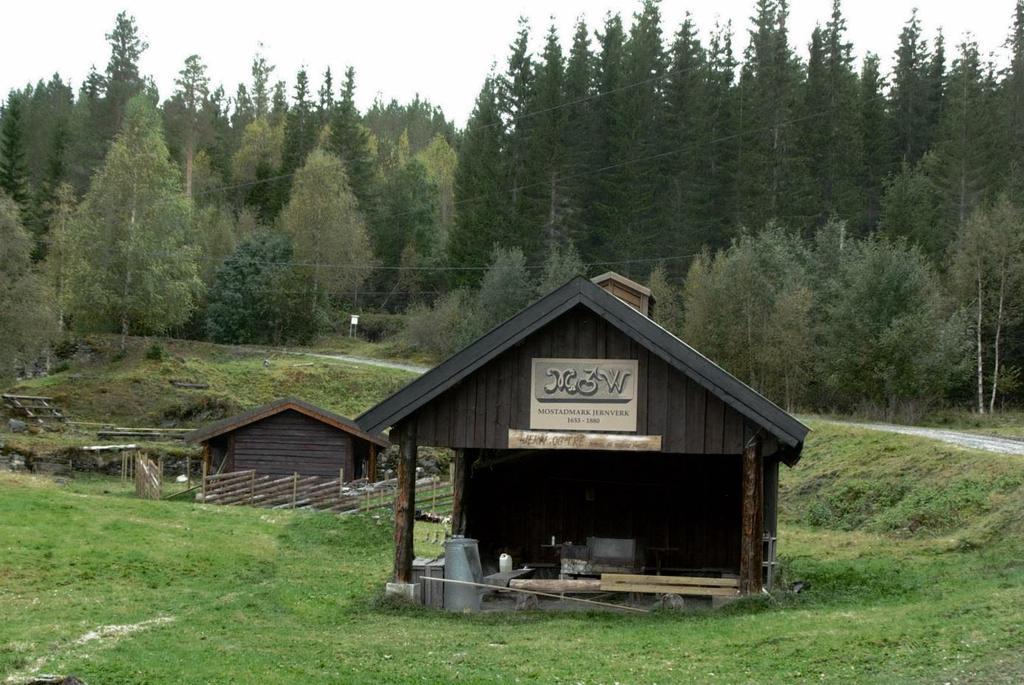 Nysmia og med scenebygget i bakgrunn På støpeplassen foran den yngste masovnen er det bygd en scene.