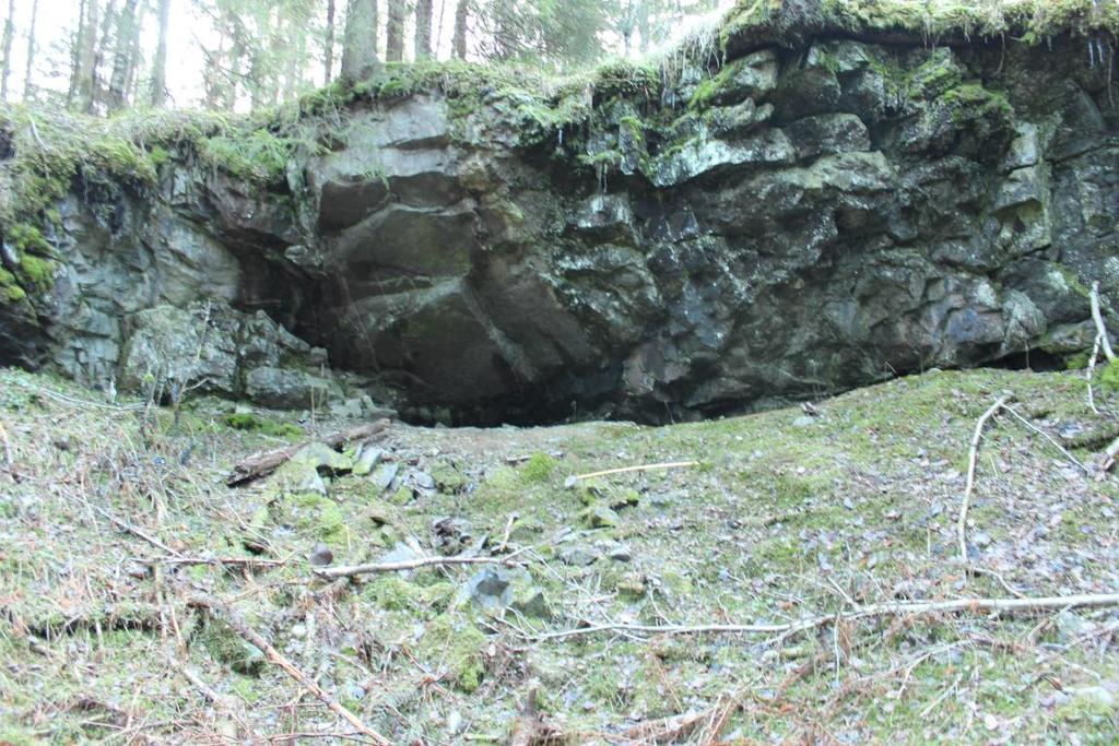 Lokaliteten består av en gruve i form av et dagbrudd. Gruva ligger på høydeplatået av det som kalles Bjørnholthøyden, ca 255 meter over havet. Terrenget skråner sterkt noe lenger mot vest.