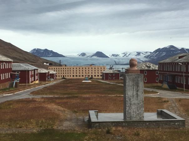 GuidelinesforPyramiden Oppleggetkreveratdetermedlokaleguiderpålandsomkanivaretaisbjørnsikkerhetogsom kjennertilsårbarhetogguidelinesknyttettilnaturhogkulturminneverdier