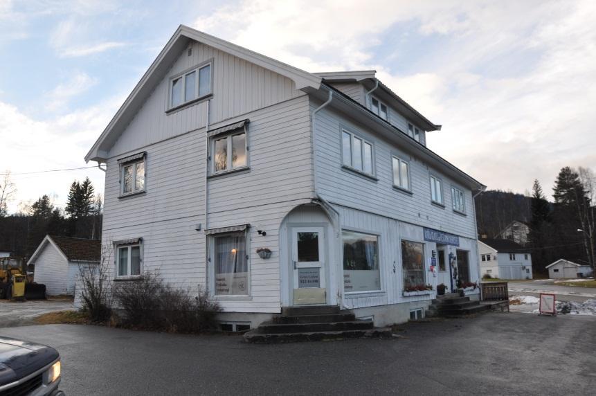 planleggingen (ut over det Numedalsbanen representerer). Dette er: Tveitenbygningen (Karis glass) Kåre Åmots butikk.