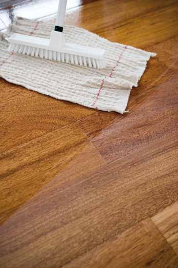 Pleie av lakkerte gulv med Lakkpleie WOCA Lakkpleie kan brukes til alle lakkerte overflater. Produktet kan også brukes på vinyl-, laminat- og linoleumsgulv.