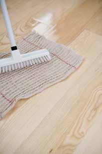 Rengjøring av lakkerte gulv Lakkerte gulv rengjøres med såpevask. WOCA Lakksåpe løser opp og fjerner smuss.