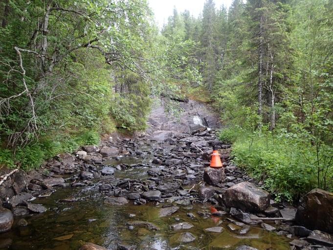 Røyrlielva ved st.2 og 3. Bilde nederst t.h. er fra rett nedstrøms fossen.