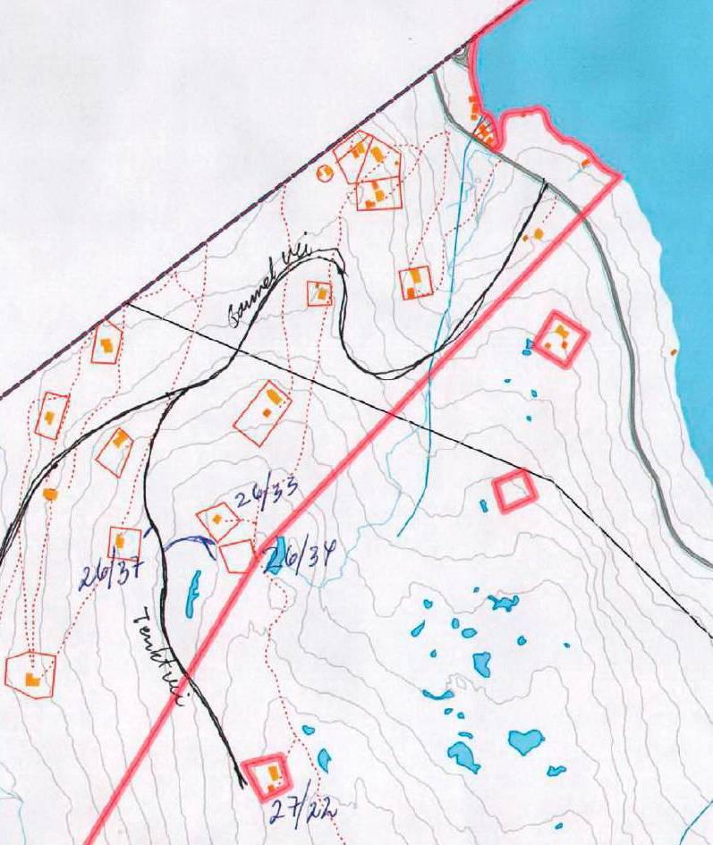 Beliggenhet Området ligger i et hyttefelt like ved Samsjøen. Figur 1 Oversiktskart over deler av kommuneplanens arealdel. Området det søkes dispensasjon fra er markert med rød pil.